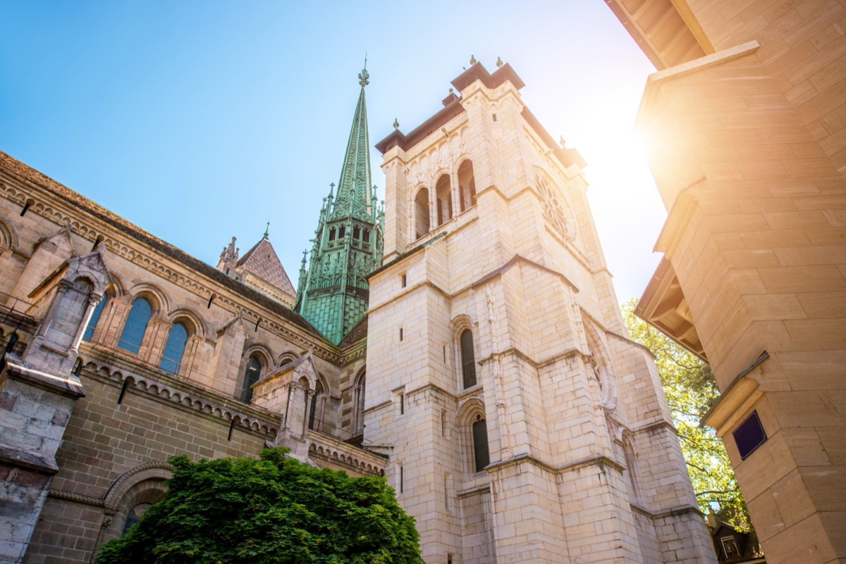 Cathédrale Saint-Pierre de Genève vue en contre-plongée, avec sa flèche verte, dans la vieille ville