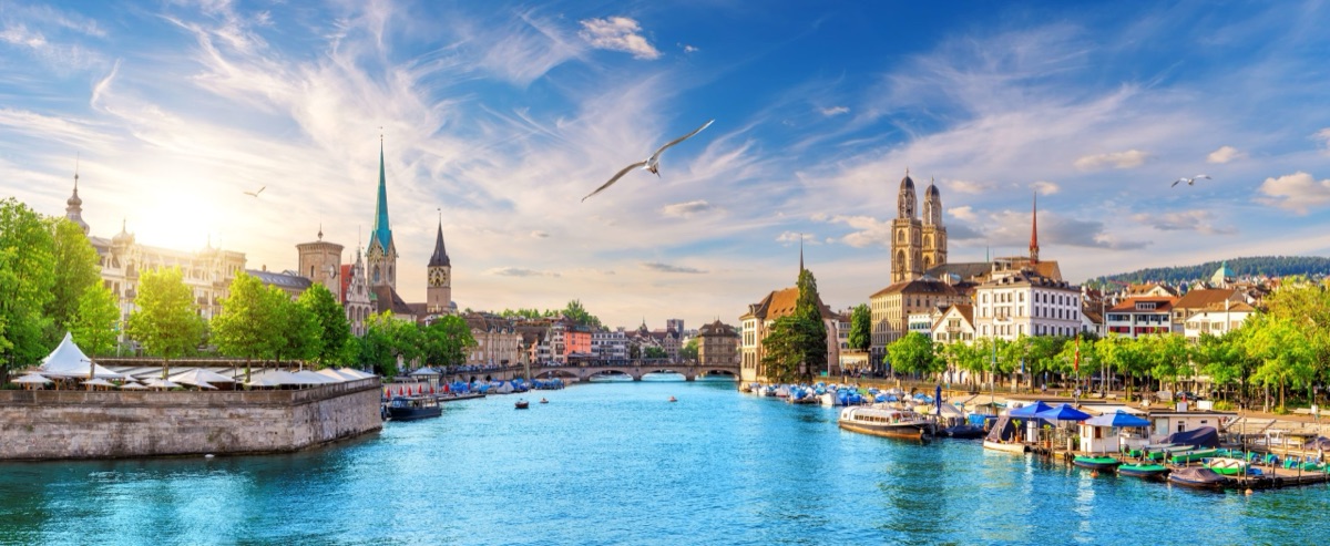 La Limmat à Zurich, avec le Fraumünster, le Grossmünster et les quais de la vieille ville