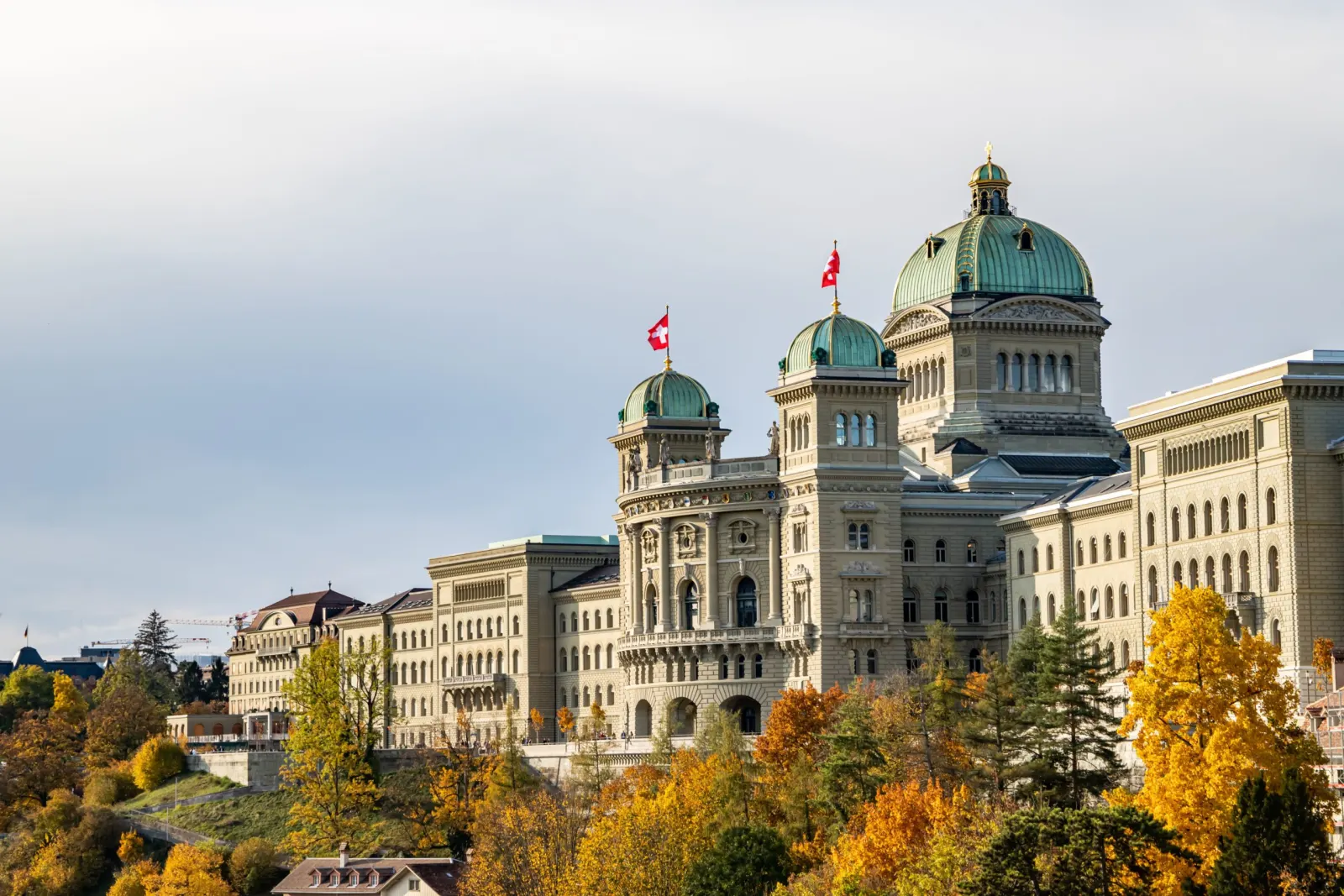 Le Palais fédéral à Berne, entouré d’arbres aux couleurs d’automne