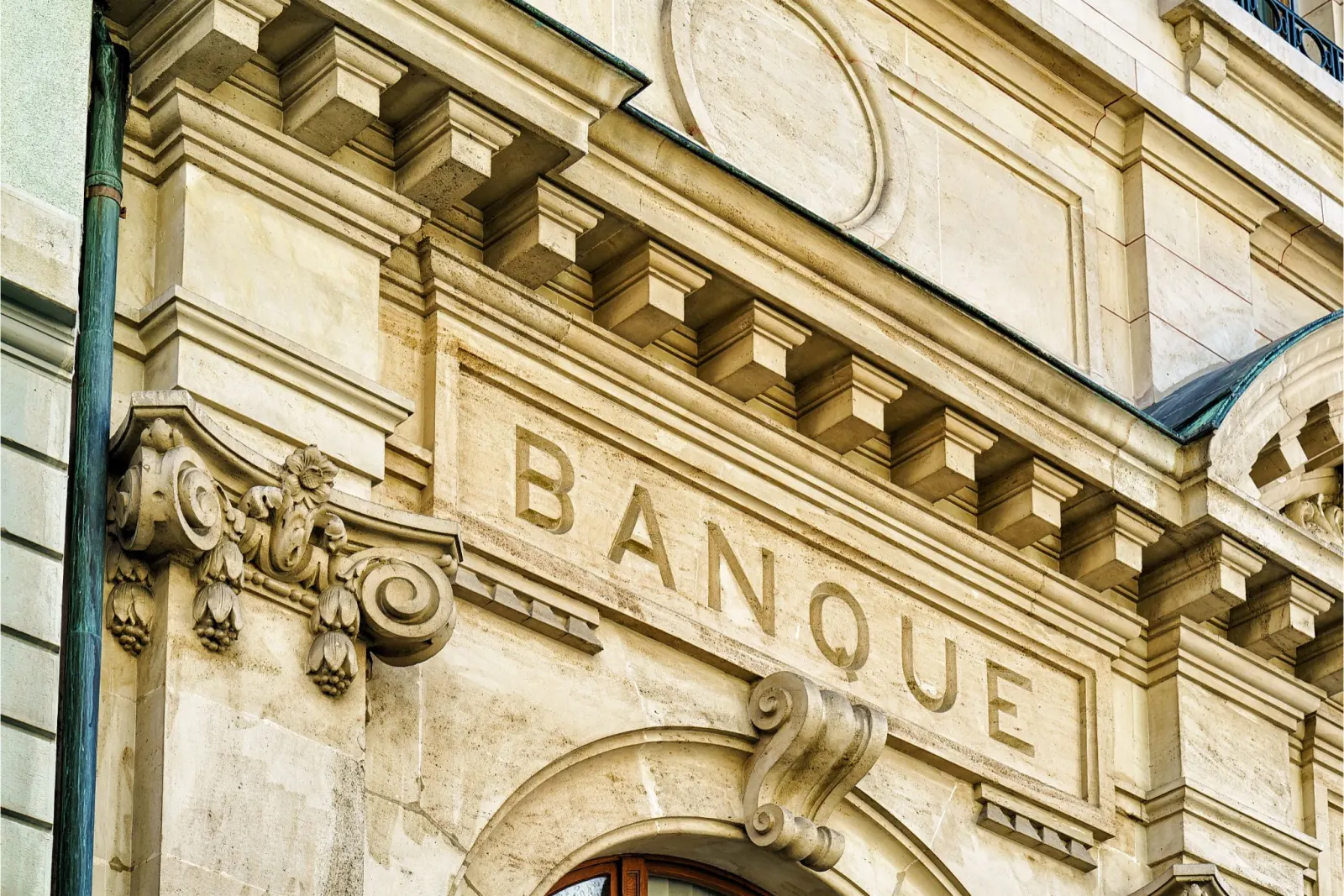 Façade en pierre d’une banque suisse traditionnelle portant l’inscription « Banque »